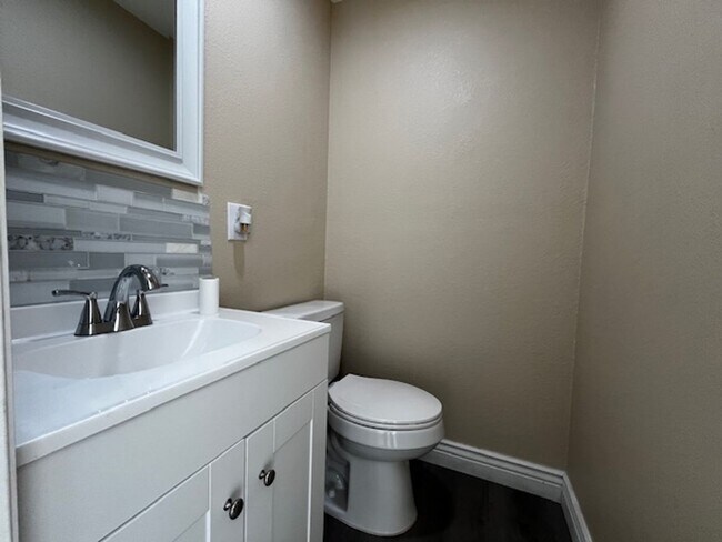 Building Photo - Stylish & Solar-Powered 5-Bed Gem with Vau...