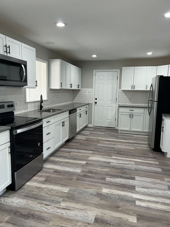 Building Photo - 3 Bedroom Beautifully updated Ranch