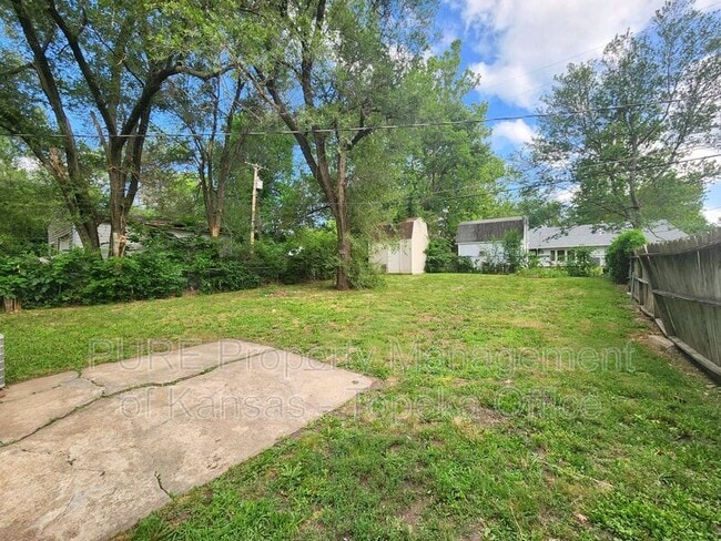 Building Photo - 751 SE Pinecrest Dr
