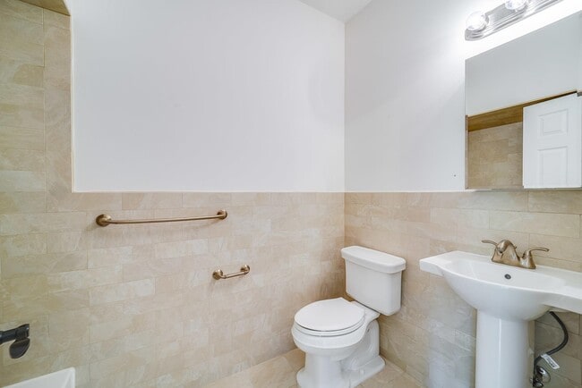 Building Photo - 42 Zabriskie St