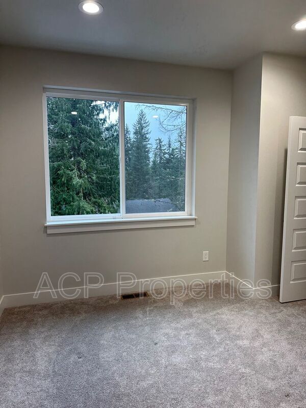 Building Photo - 8 Clematis Ln