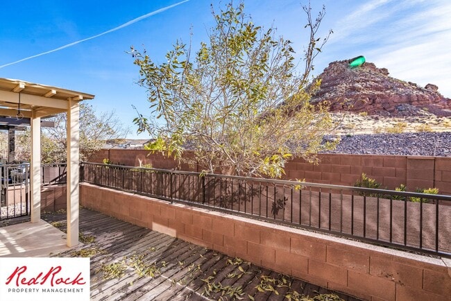 Building Photo - 4 Bed/2.5 Bath Townhome in Desert Bluff!