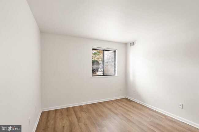 Building Photo - 2042 Royal Fern Ct