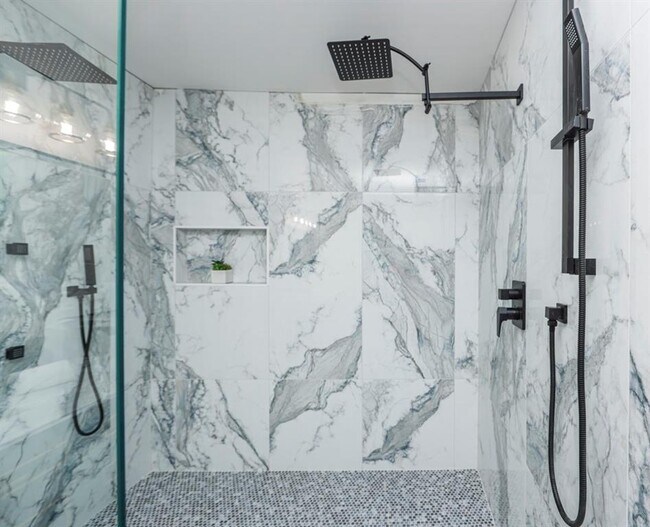 Building Photo - 2908 N Hills Dr NE