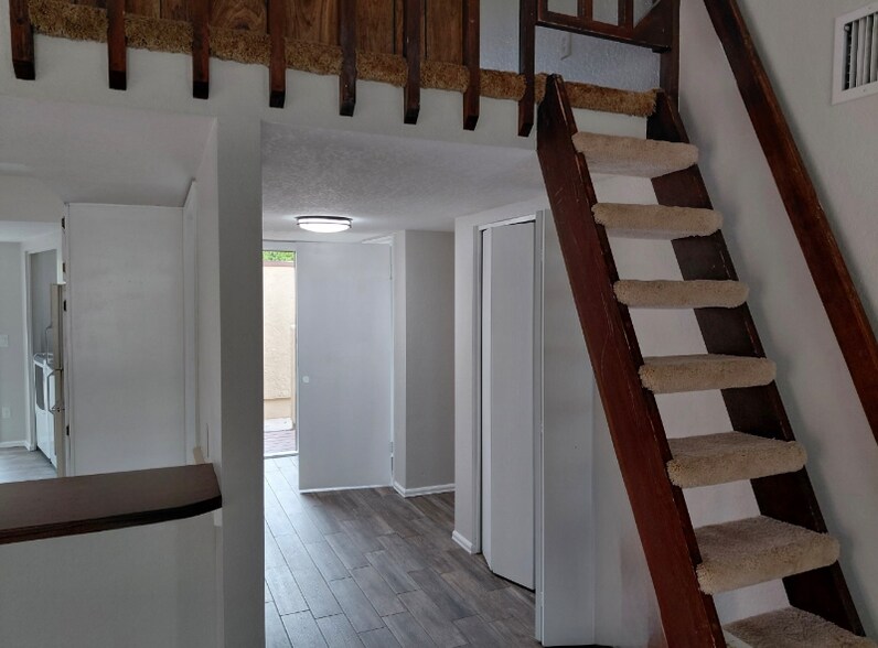 Building Photo - 381 1/2 Ridge View Dr