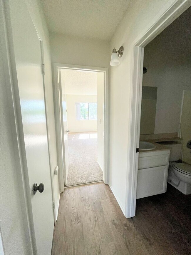 Building Photo - Spacious Single Level Upstairs Apartment!