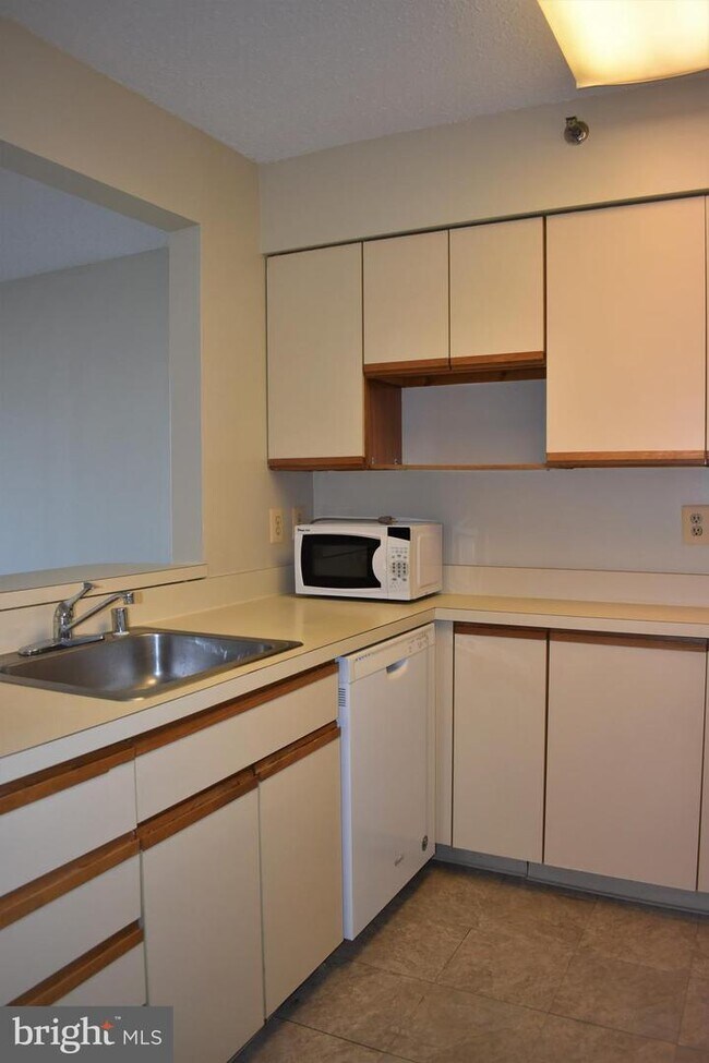 Building Photo - 10101 Grosvenor Pl