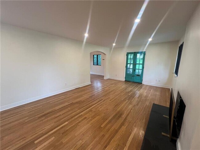 Building Photo - 127 Westland Dr