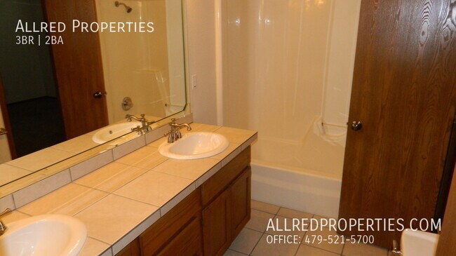 Building Photo - 822 N Daisy Ln