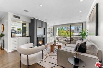 Building Photo - 906 N Doheny Dr