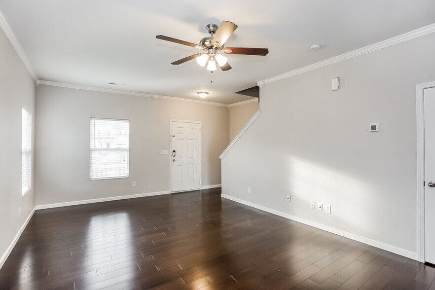 Building Photo - 910 Willow Wind Dr