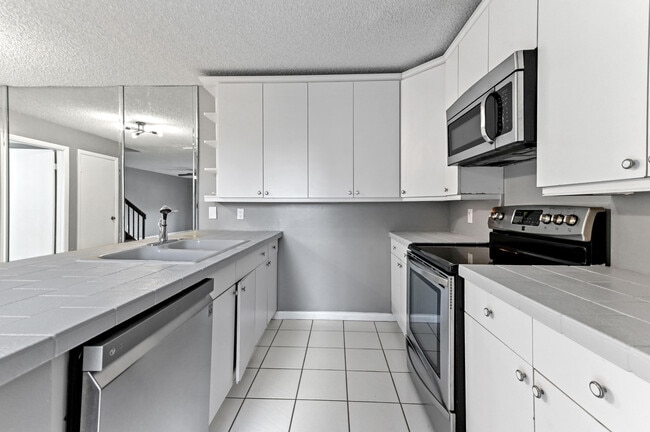 Building Photo - 619 6th Way