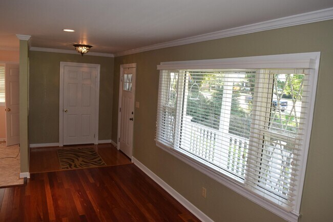 Building Photo - 310 La Salle Ave