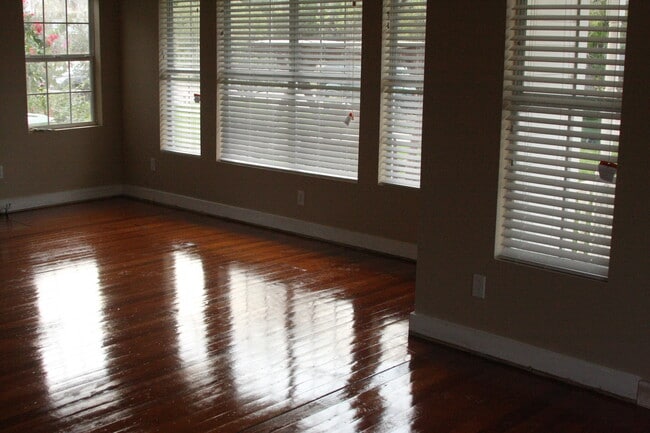 Hardwood Floors in Large Family Room - 559 S Fannin St