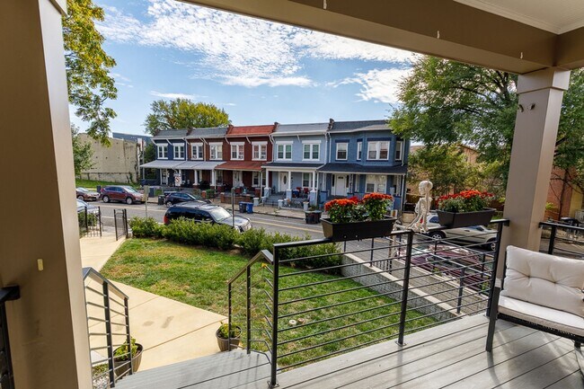 Building Photo - Newer Three Bed-Three Bath Townhouse Condo...