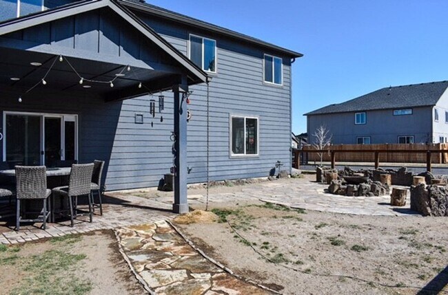 Building Photo - Spacious 5 Bed/2.5 Bath Single Family Home...