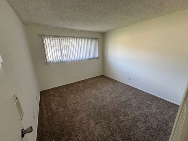 Building Photo - Downstairs 2 Bedroom + 1 Bath McKeon Condo