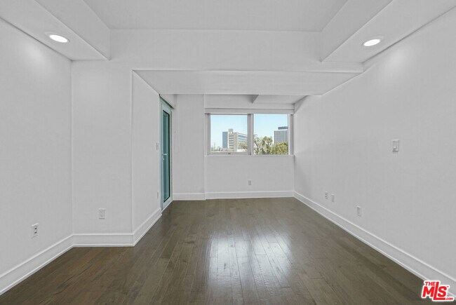 Building Photo - 13600 Marina Pointe Dr