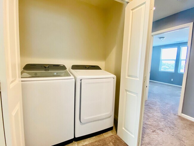 Building Photo - $2,395 Belmont & Fowler, 3 Bedroom - N Eli...