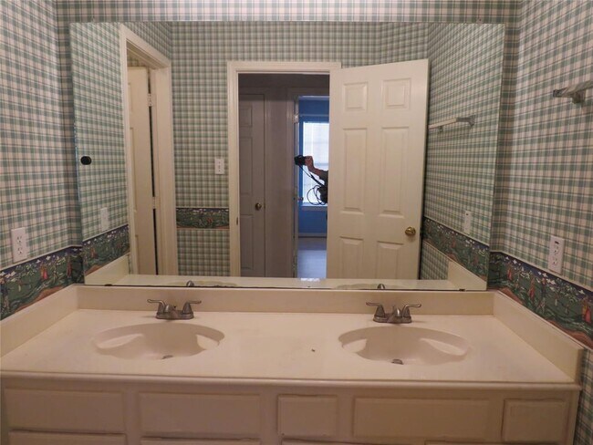Building Photo - 2302 Plantation Bend Dr