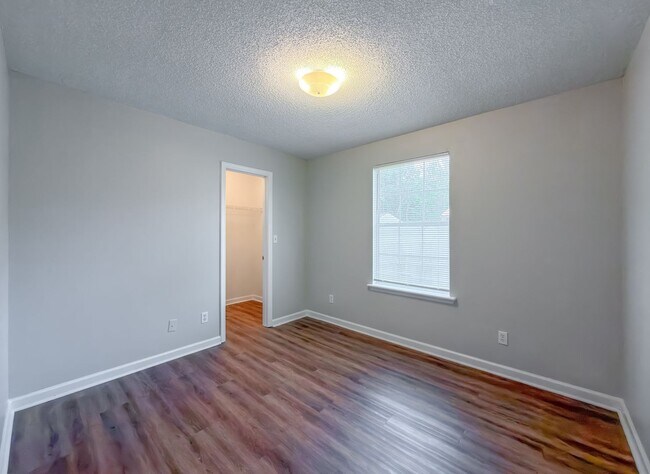 Building Photo - LOVELY SE 3/2 w/ New Paint, Fireplace, Fenced Yard, Vaulted Ceilings, Washer/Dryer, & No Carpet! ...