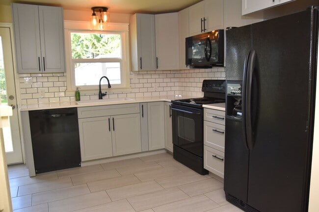 Building Photo - Updated 2 Bed 1 Bath on Large lot with Fenced Backyard and detached Garage!