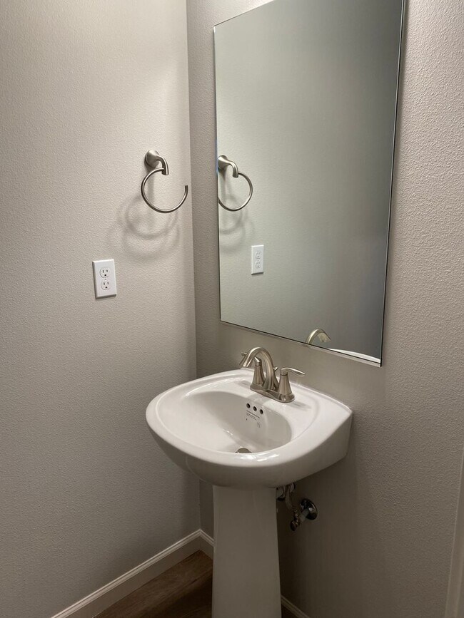 Building Photo - AVAILABLE NOW!!! 4BD/3BA - Pet friendly + Fenced Yard & Washer/Dryer Included - Great South Locat...