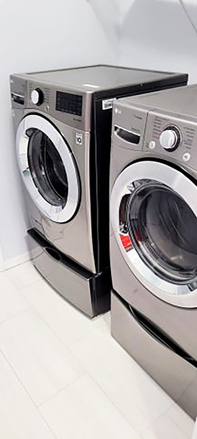 Building Photo - 205 SW Maclay Way