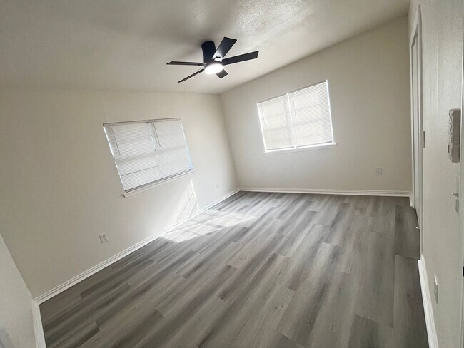 Building Photo - 1204 NW Fort Sill Blvd