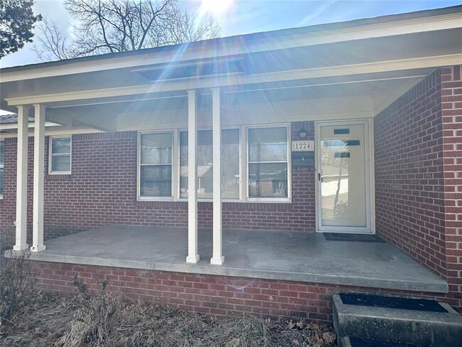 Building Photo - 1224 Westlawn Dr