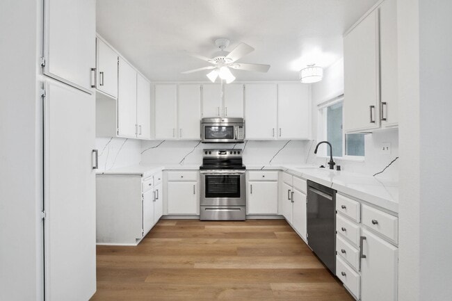 Building Photo - Ocean Views, Fully Remodeled Kitchen,Iconi...