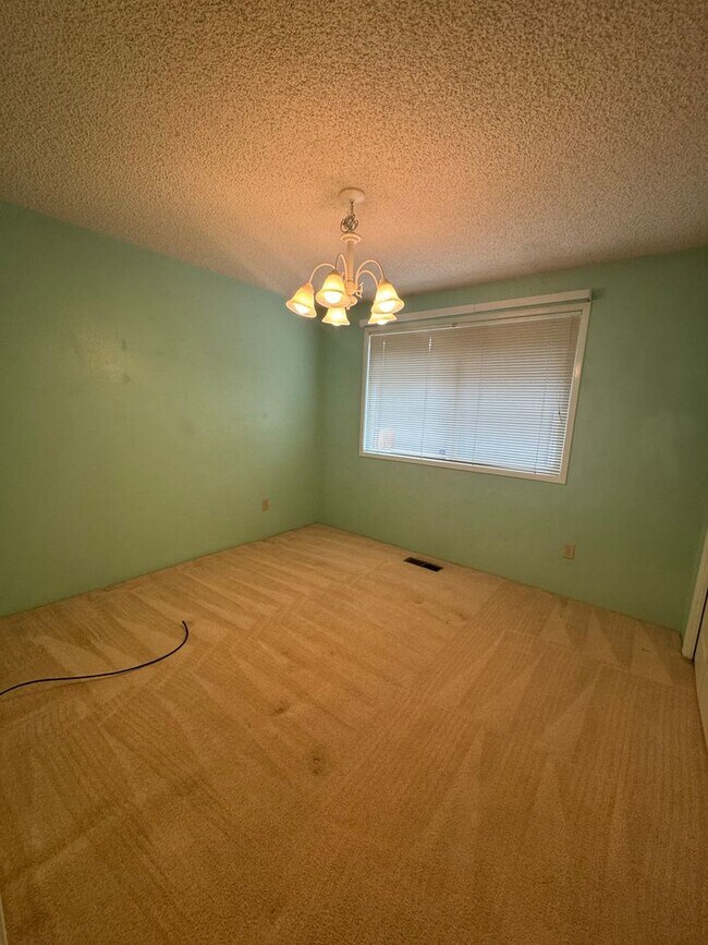 Building Photo - 3 bed 2 bath house with 2 car garage in great area!