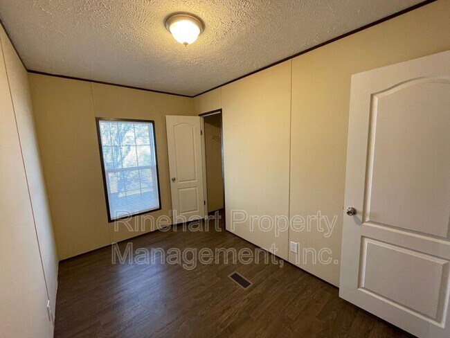 Building Photo - 1003 Ruby St