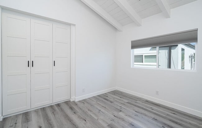 Building Photo - 905 W Balboa Blvd