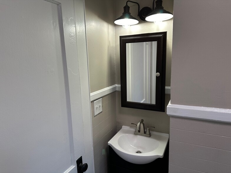 Bathroom vanity w/storage cabinet - 220 Lake St