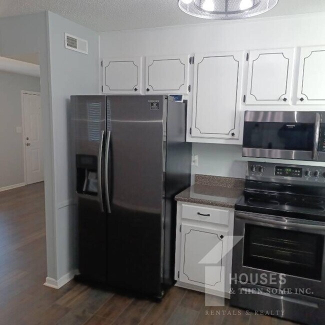 Building Photo - 14 Baggott St