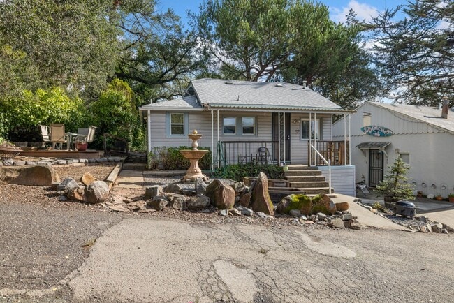 Building Photo - Great 2 bedroom 1 Bathroom ADU in the hear...