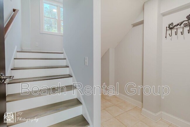 Building Photo - 516 Hillside Dr S