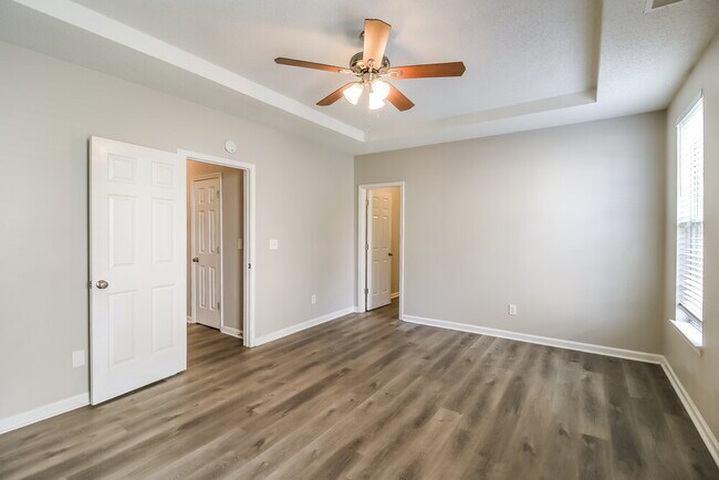 Building Photo - 7601 Hilltop Way
