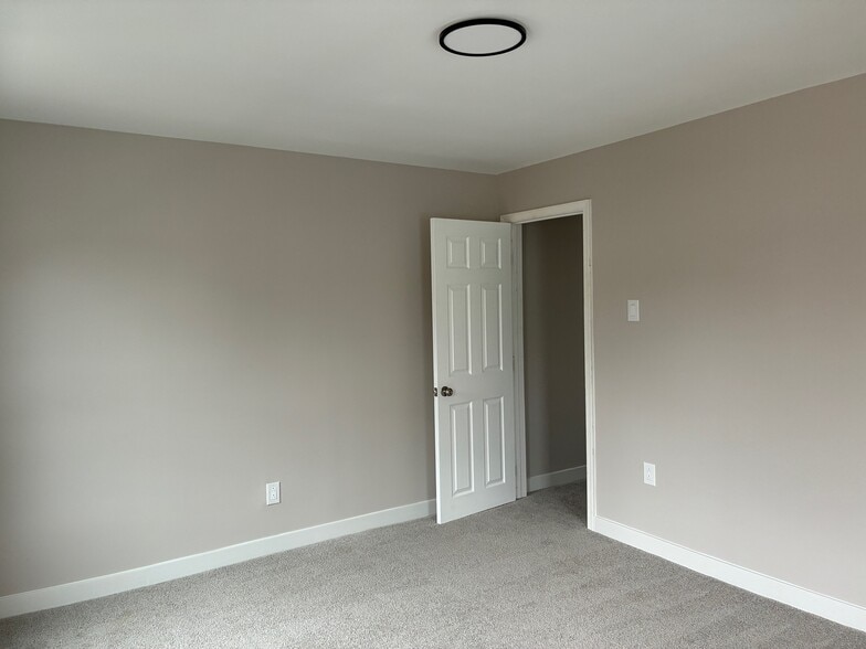 Bedroom 1 - 52 Blocker St