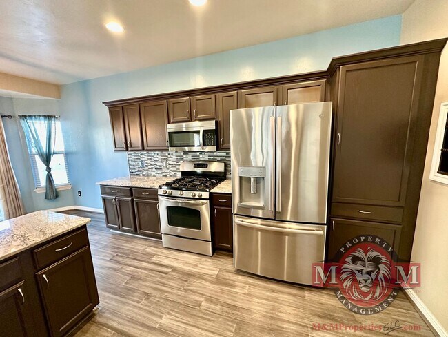 Building Photo - 3 Bd 3.5 Bath Model Like Townhome in Riverton