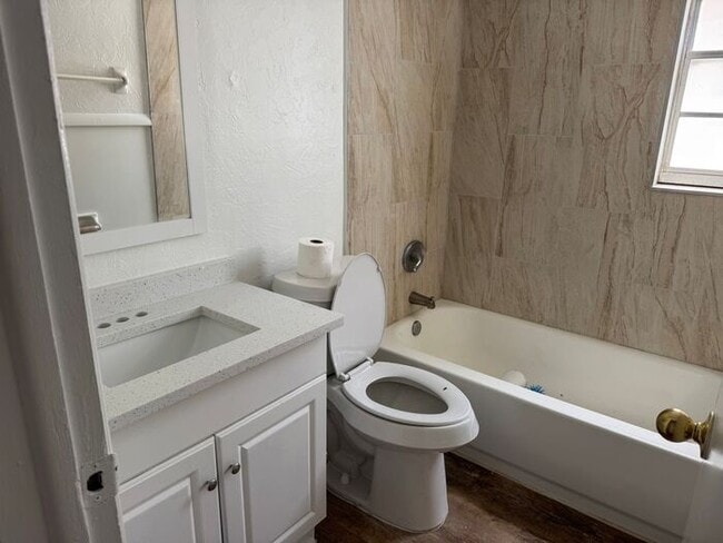 Building Photo - Freshly Updated Lake?Front Retreat in Desi...