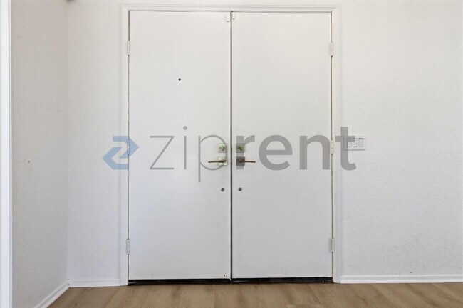 Building Photo - Unit