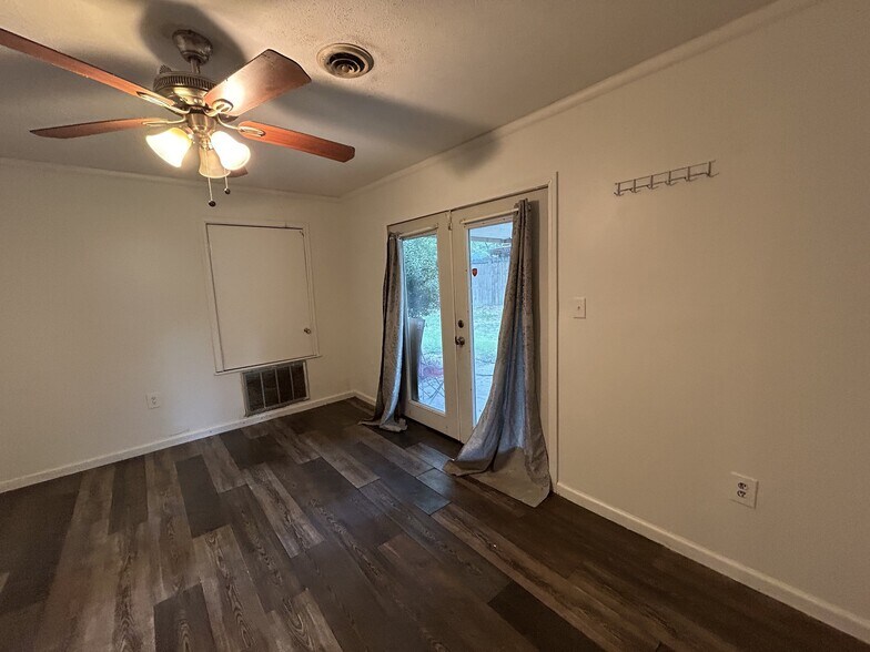 Building Photo - 1102 Wooddell Dr