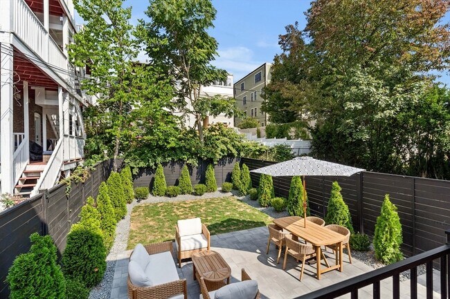 Building Photo - 722 E 5th St