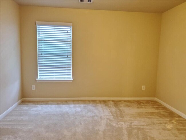 Building Photo - 15610 Whisper Woods Dr