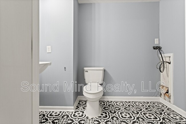 Building Photo - 305 Golf Course Dr