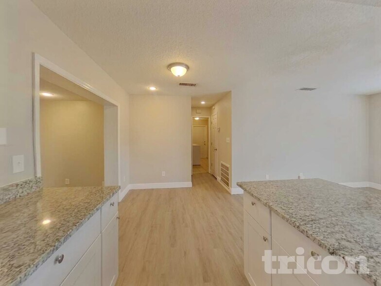 Building Photo - 2541 Brampton Ct