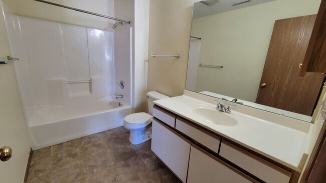 Building Photo - SW 2 Bedroom 1 bath Condo, Balcony, Fireplace and Garage