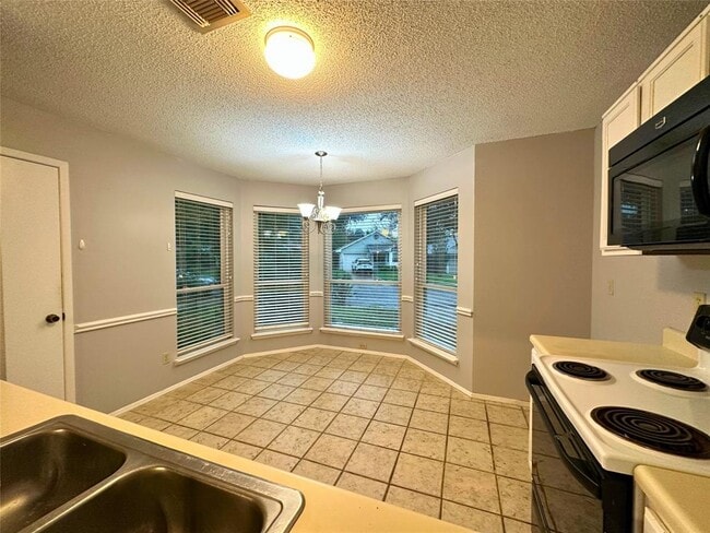 Building Photo - 16910 Village Oak Loop